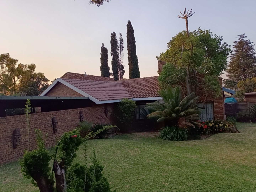 5 Bedroom Property for Sale in Rooihuiskraal Gauteng