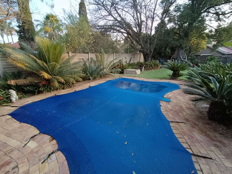 5 Bedroom Property for Sale in Rooihuiskraal Gauteng