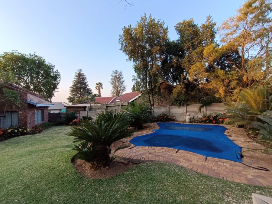 5 Bedroom Property for Sale in Rooihuiskraal Gauteng