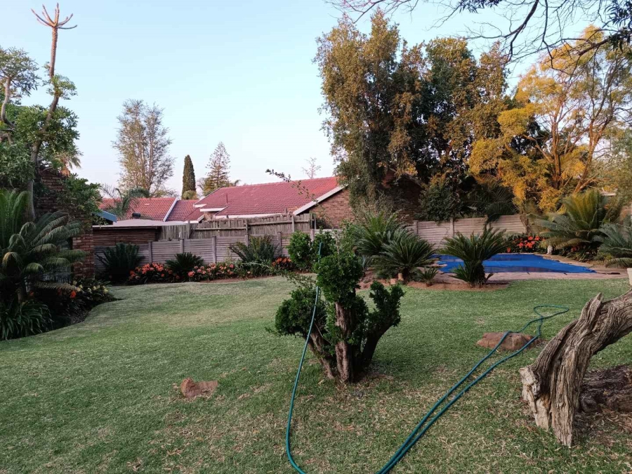 5 Bedroom Property for Sale in Rooihuiskraal Gauteng