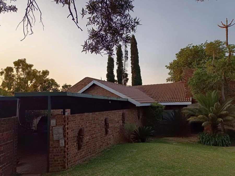 5 Bedroom Property for Sale in Rooihuiskraal Gauteng