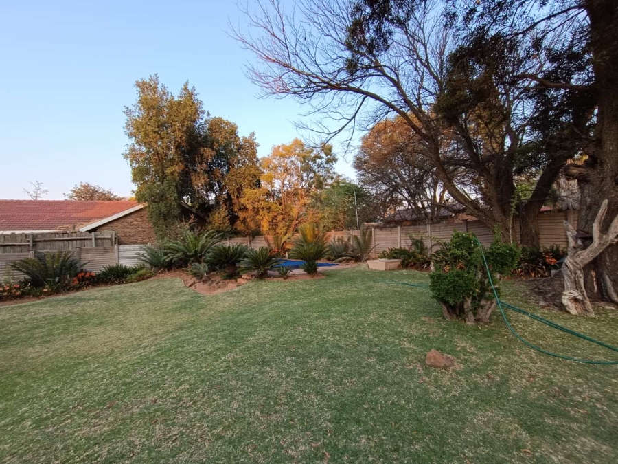 5 Bedroom Property for Sale in Rooihuiskraal Gauteng