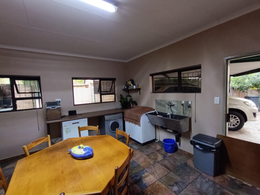 5 Bedroom Property for Sale in Rooihuiskraal Gauteng