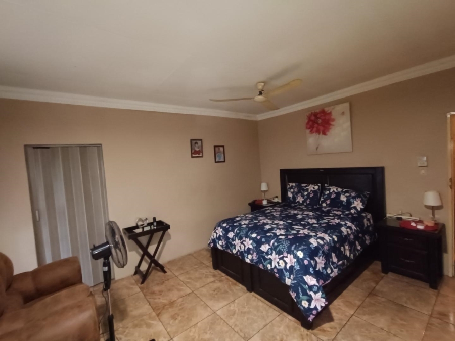 5 Bedroom Property for Sale in Rooihuiskraal Gauteng