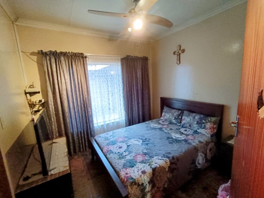 5 Bedroom Property for Sale in Rooihuiskraal Gauteng