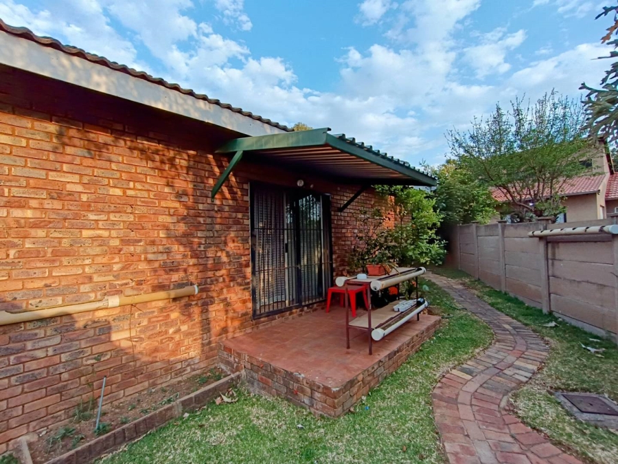 5 Bedroom Property for Sale in Rooihuiskraal Gauteng