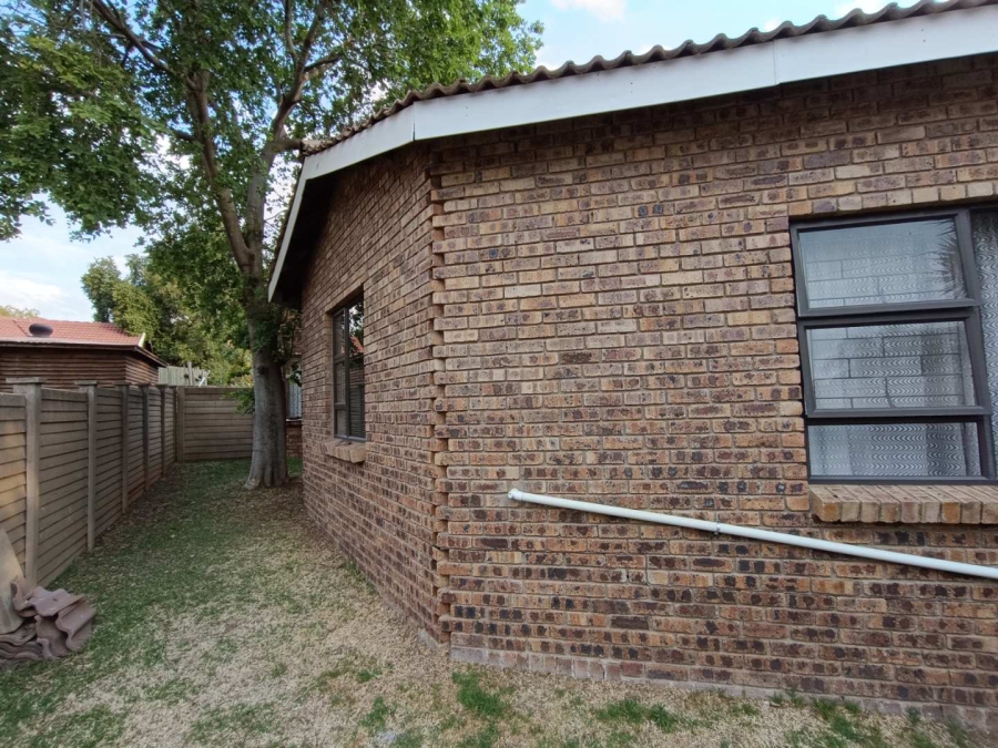 5 Bedroom Property for Sale in Rooihuiskraal Gauteng