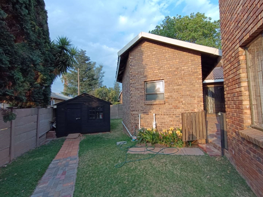 5 Bedroom Property for Sale in Rooihuiskraal Gauteng