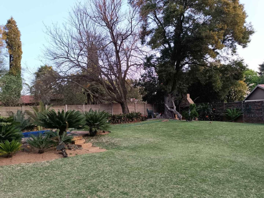 5 Bedroom Property for Sale in Rooihuiskraal Gauteng