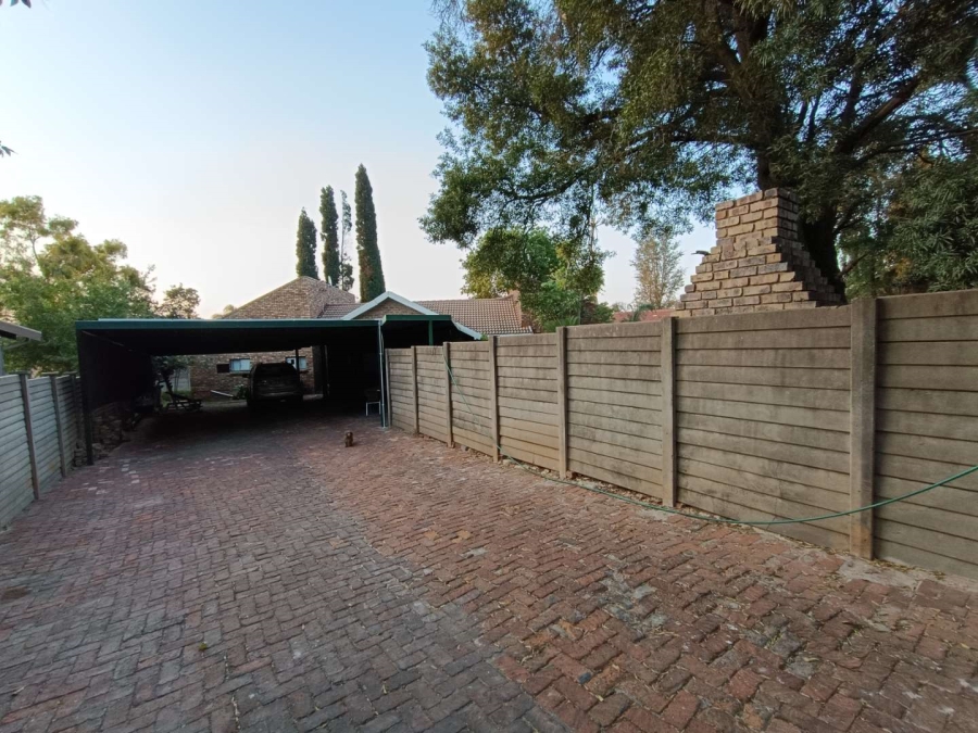 5 Bedroom Property for Sale in Rooihuiskraal Gauteng