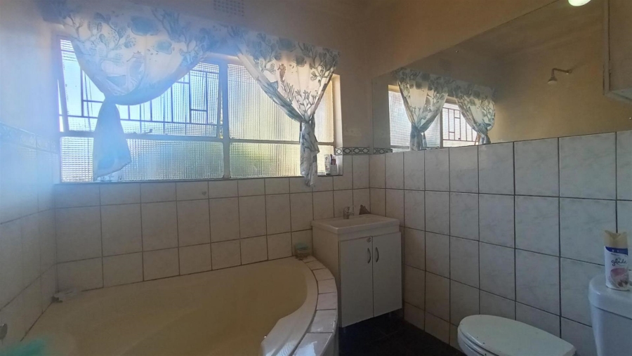 4 Bedroom Property for Sale in Glenanda Gauteng