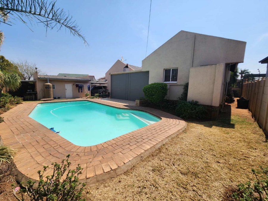 3 Bedroom Property for Sale in Verwoerdpark Gauteng