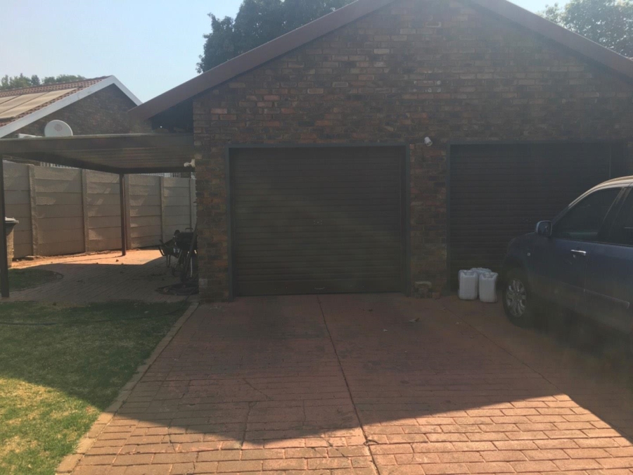 4 Bedroom Property for Sale in Rooihuiskraal Gauteng