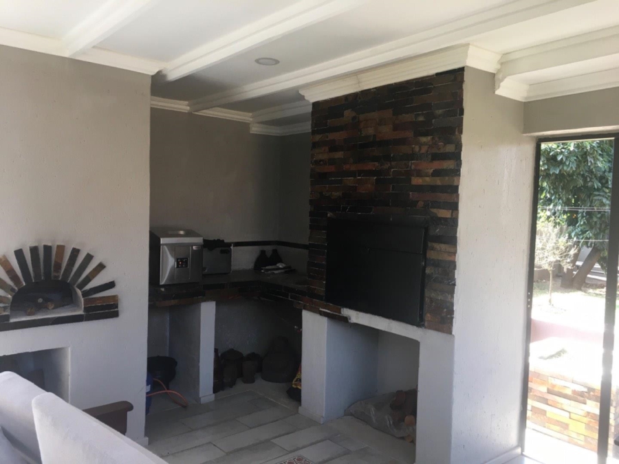 4 Bedroom Property for Sale in Rooihuiskraal Gauteng