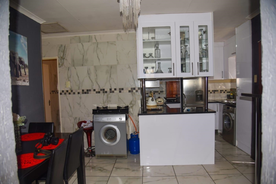 3 Bedroom Property for Sale in Clayville Gauteng