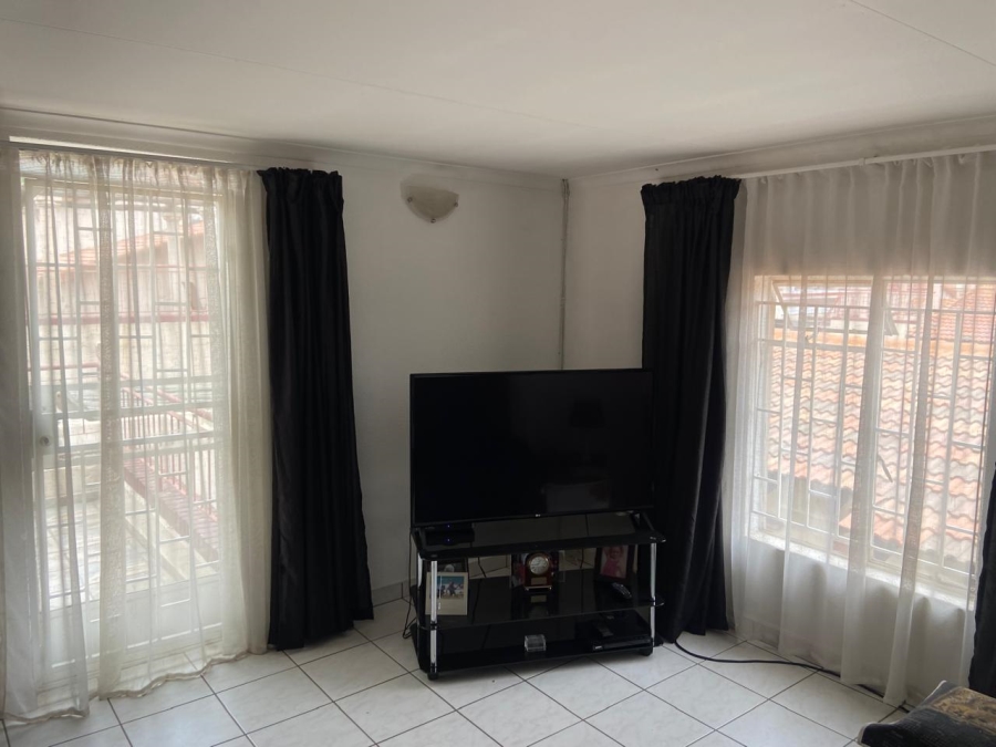 2 Bedroom Property for Sale in Mulbarton Gauteng