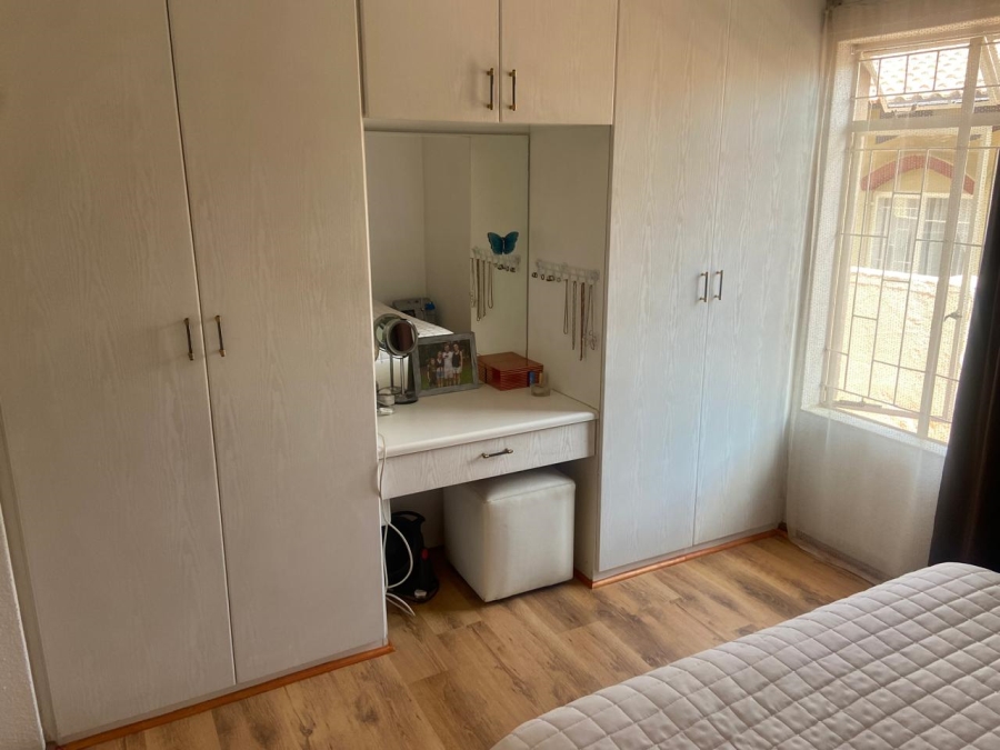 2 Bedroom Property for Sale in Mulbarton Gauteng