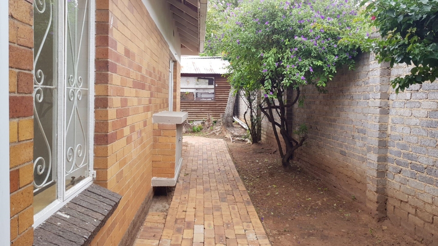 To Let 2 Bedroom Property for Rent in Blairgowrie Gauteng