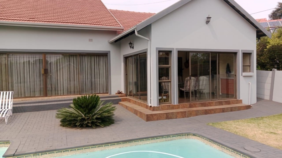 5 Bedroom Property for Sale in Glen Marais Gauteng