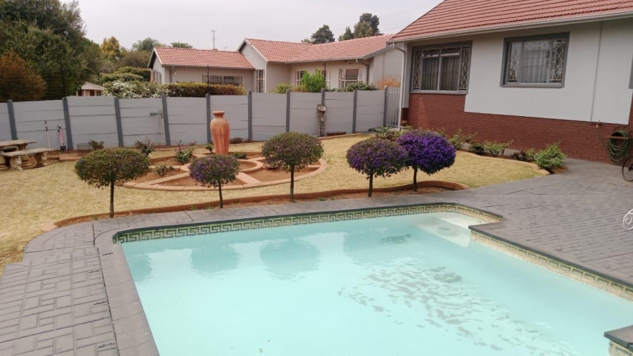 5 Bedroom Property for Sale in Glen Marais Gauteng