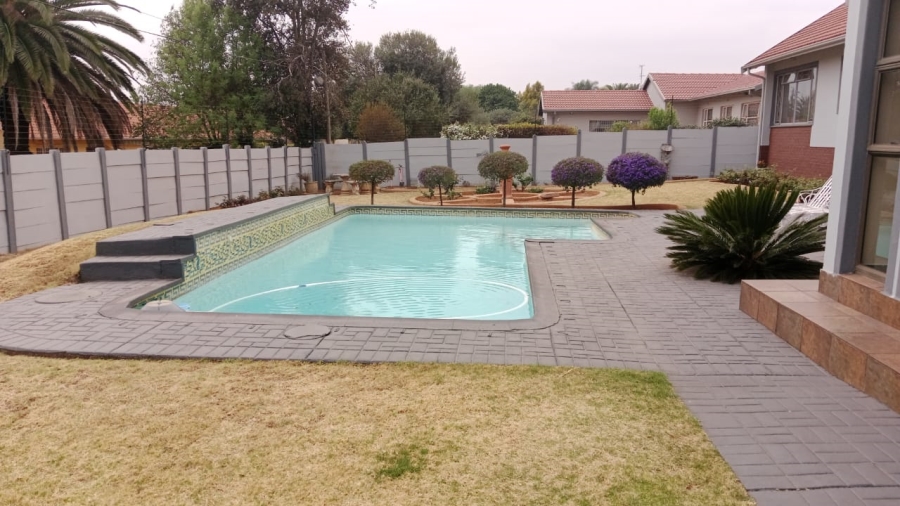 5 Bedroom Property for Sale in Glen Marais Gauteng