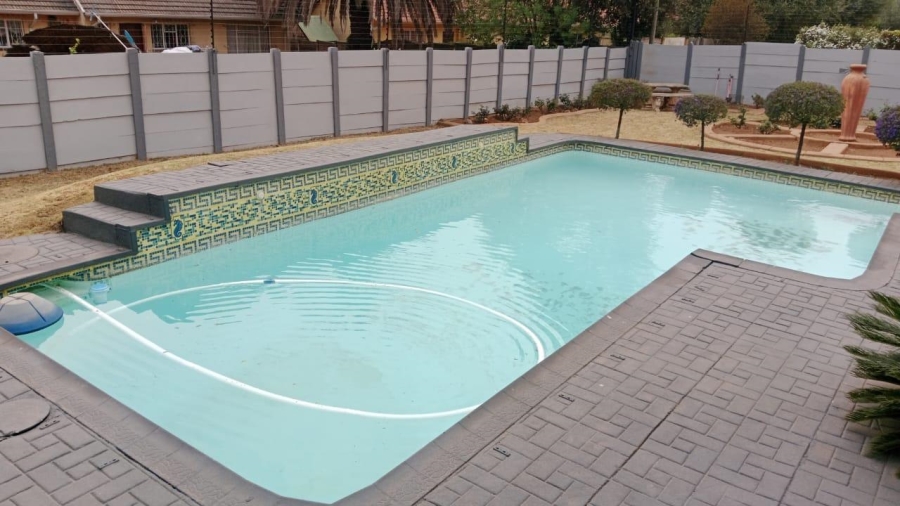 5 Bedroom Property for Sale in Glen Marais Gauteng