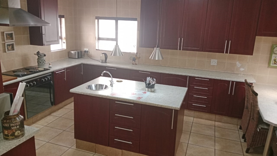 5 Bedroom Property for Sale in Glen Marais Gauteng