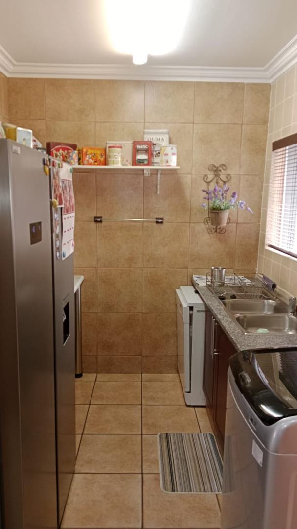 5 Bedroom Property for Sale in Glen Marais Gauteng