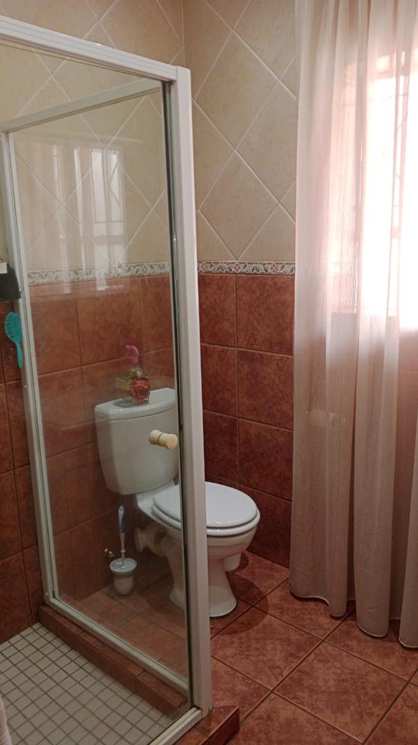 5 Bedroom Property for Sale in Glen Marais Gauteng