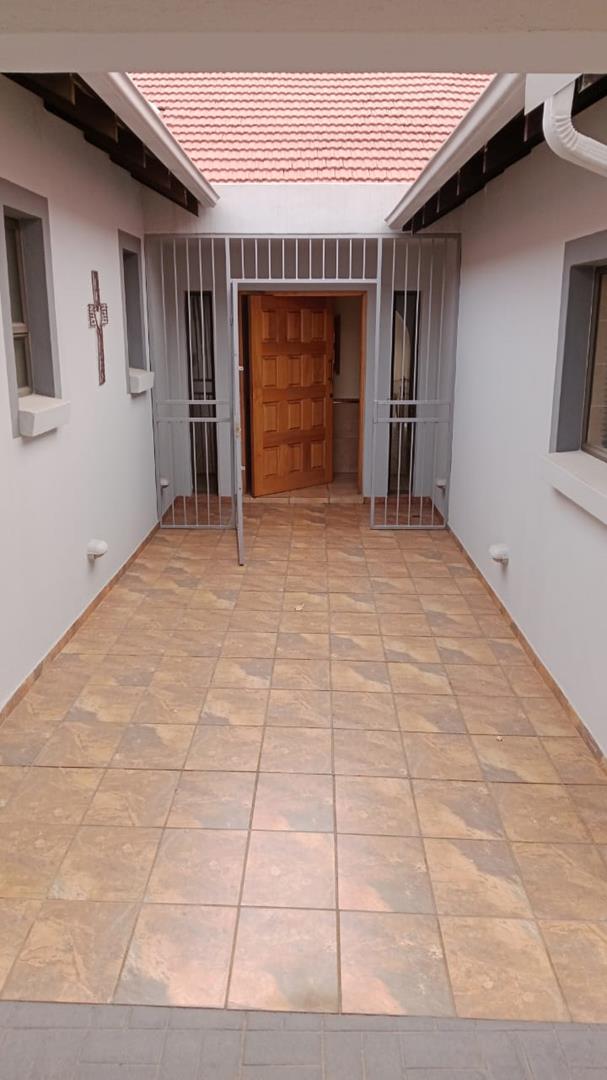 5 Bedroom Property for Sale in Glen Marais Gauteng