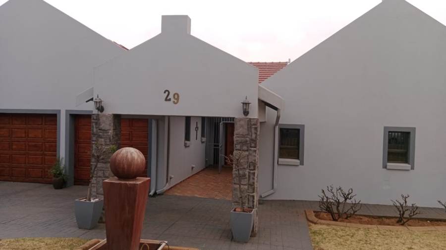 5 Bedroom Property for Sale in Glen Marais Gauteng