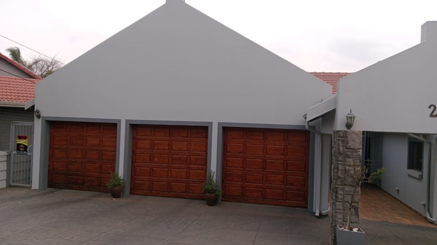 5 Bedroom Property for Sale in Glen Marais Gauteng