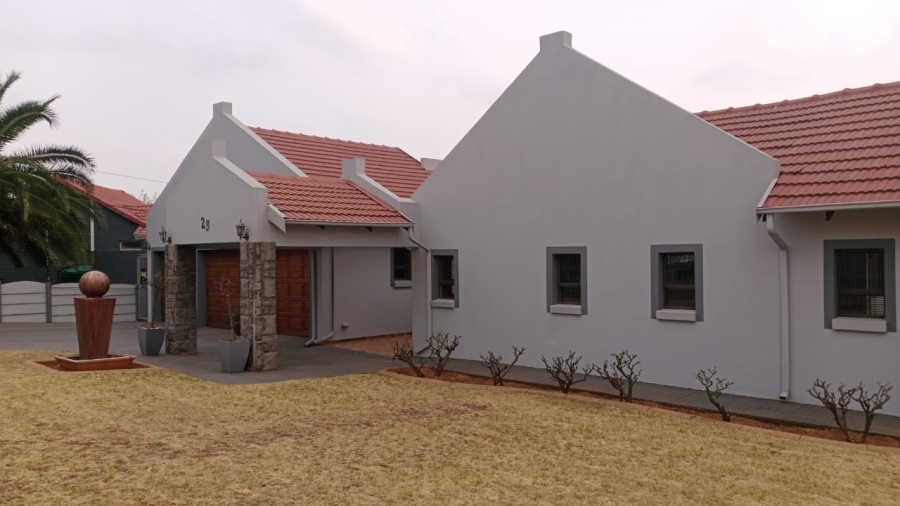 5 Bedroom Property for Sale in Glen Marais Gauteng