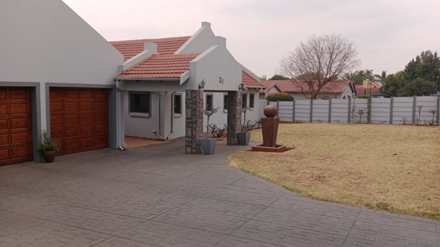 5 Bedroom Property for Sale in Glen Marais Gauteng