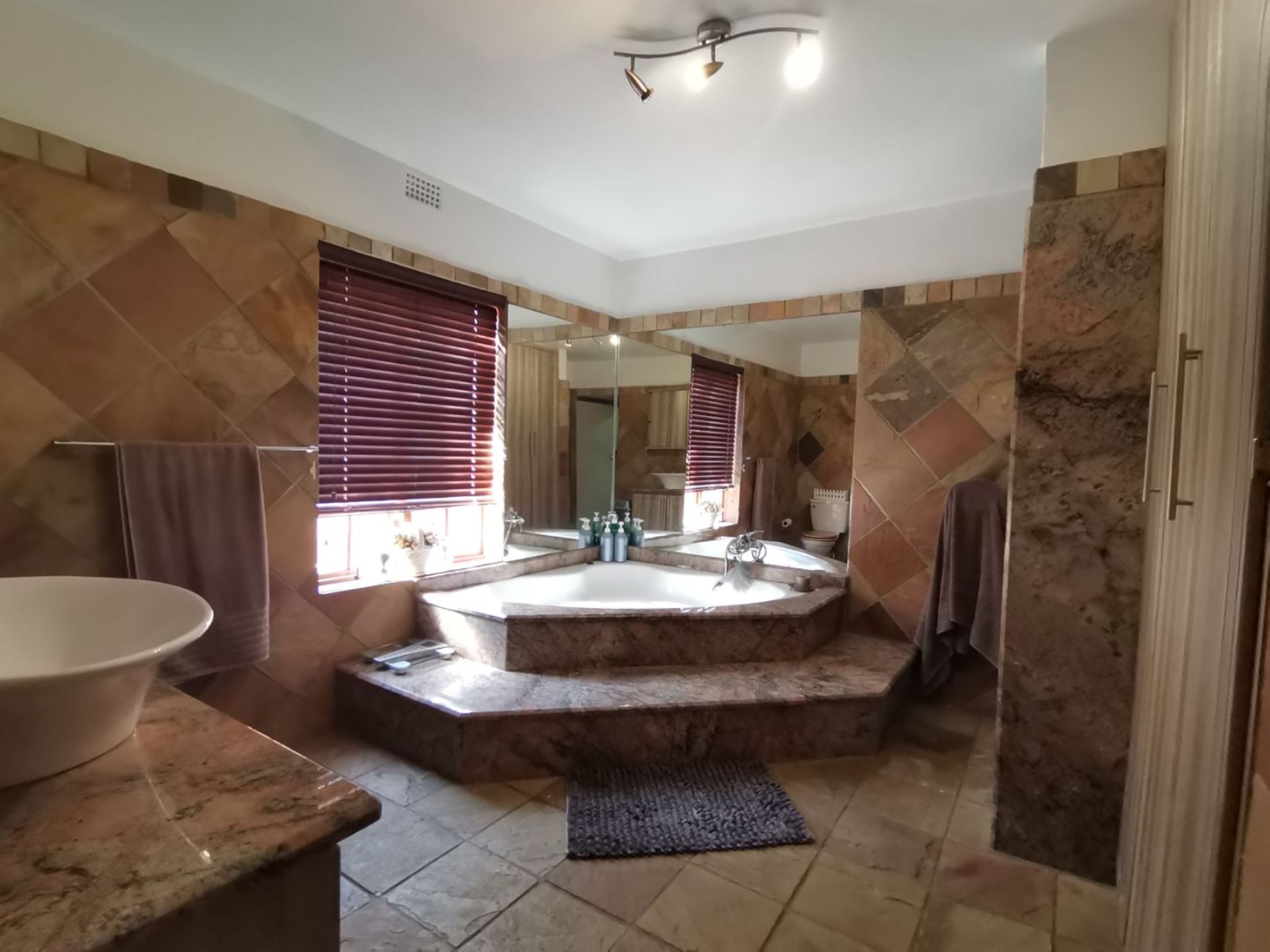 6 Bedroom Property for Sale in Waverley Gauteng