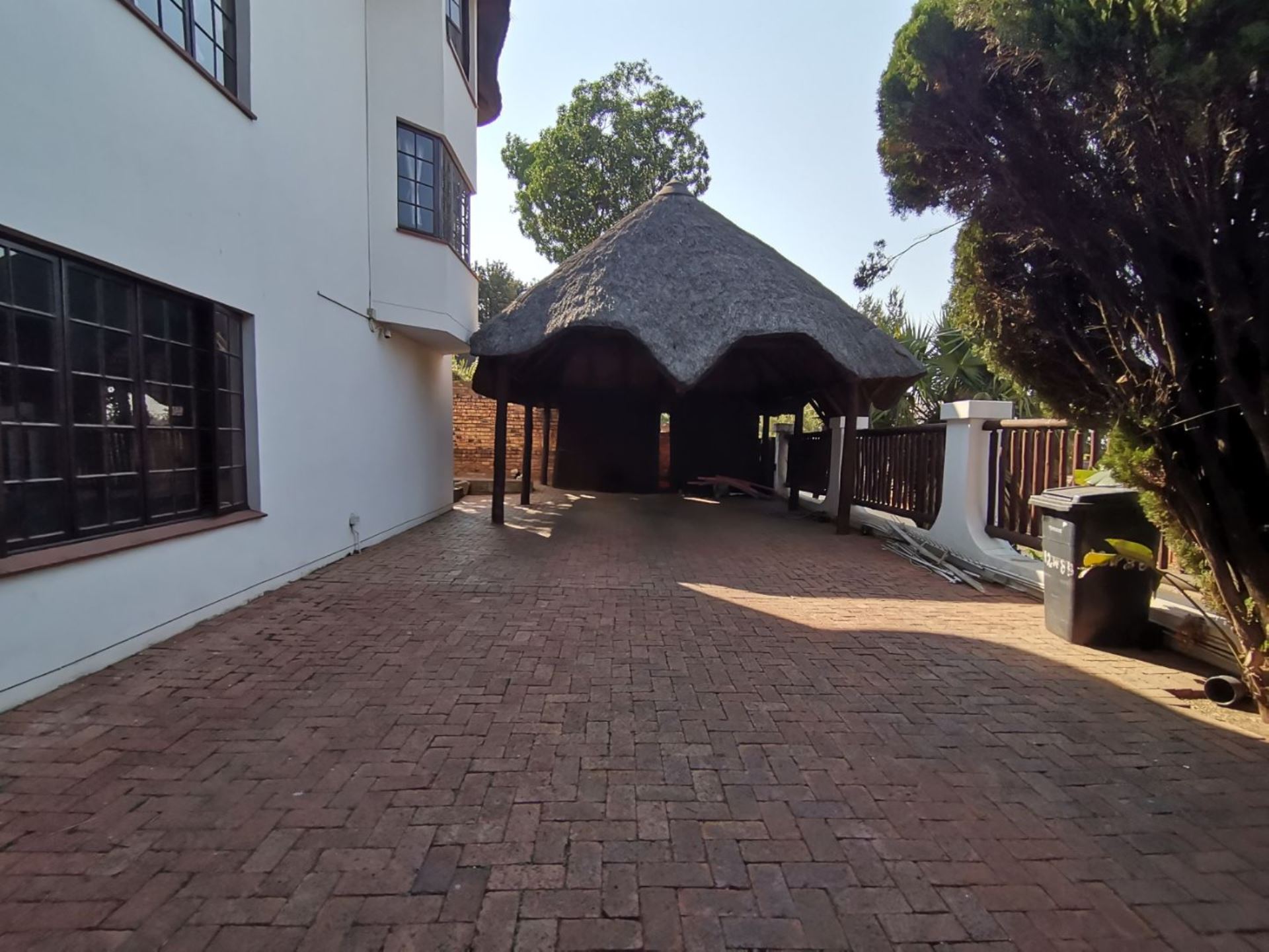 6 Bedroom Property for Sale in Waverley Gauteng