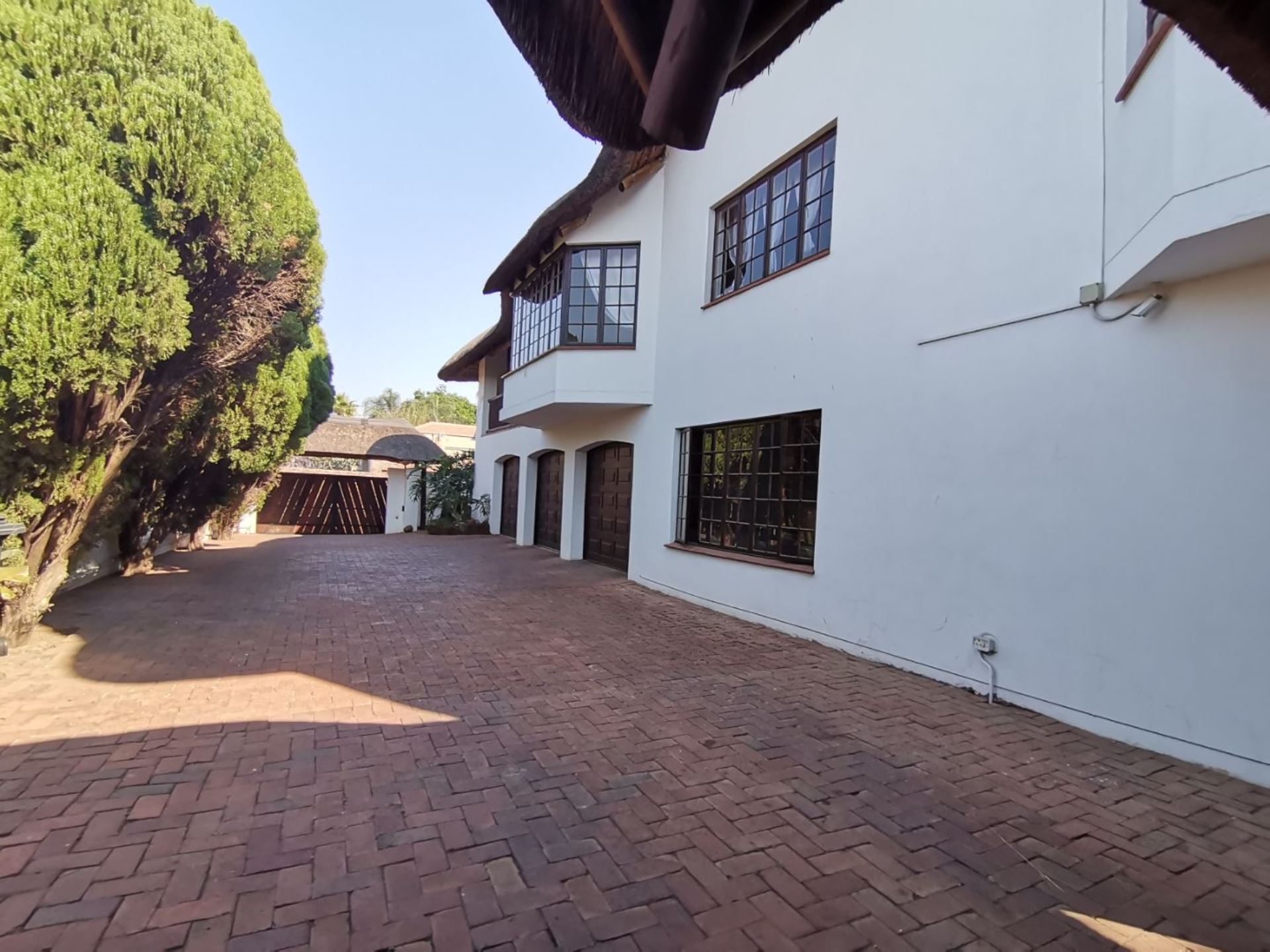 6 Bedroom Property for Sale in Waverley Gauteng