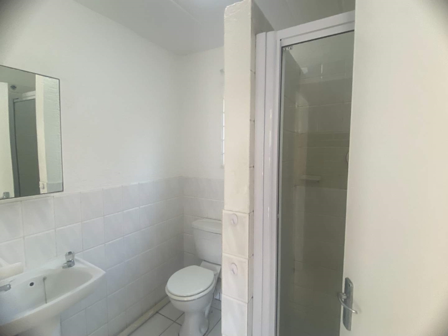 To Let 2 Bedroom Property for Rent in Magaliessig Gauteng