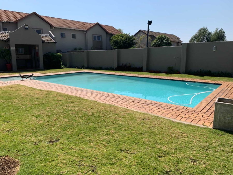 To Let 2 Bedroom Property for Rent in Magaliessig Gauteng