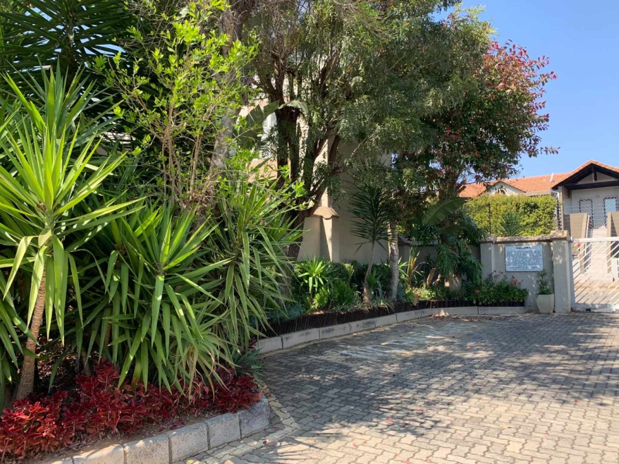 To Let 2 Bedroom Property for Rent in Magaliessig Gauteng