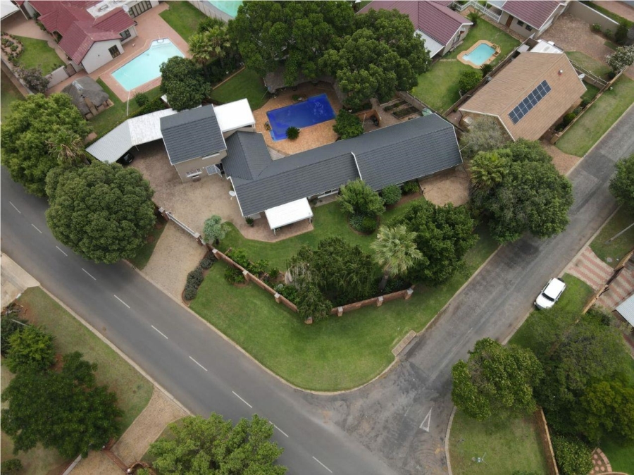 6 Bedroom Property for Sale in Brackenhurst Gauteng