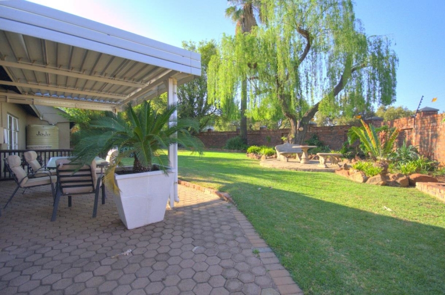 6 Bedroom Property for Sale in Brackenhurst Gauteng