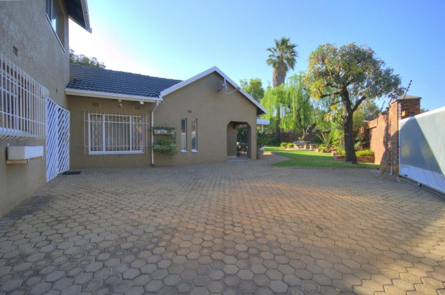 6 Bedroom Property for Sale in Brackenhurst Gauteng