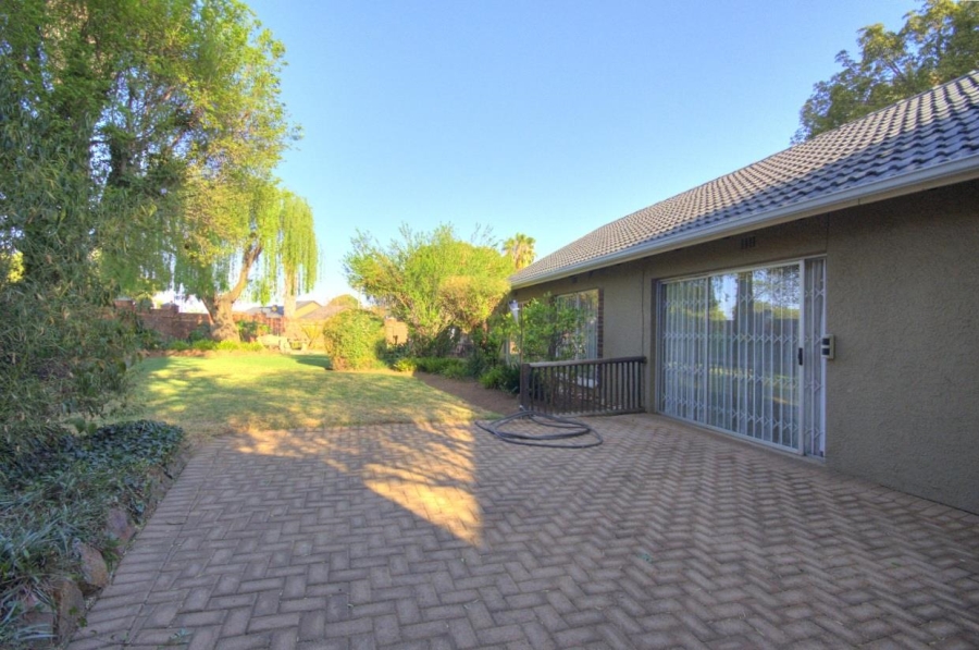 6 Bedroom Property for Sale in Brackenhurst Gauteng