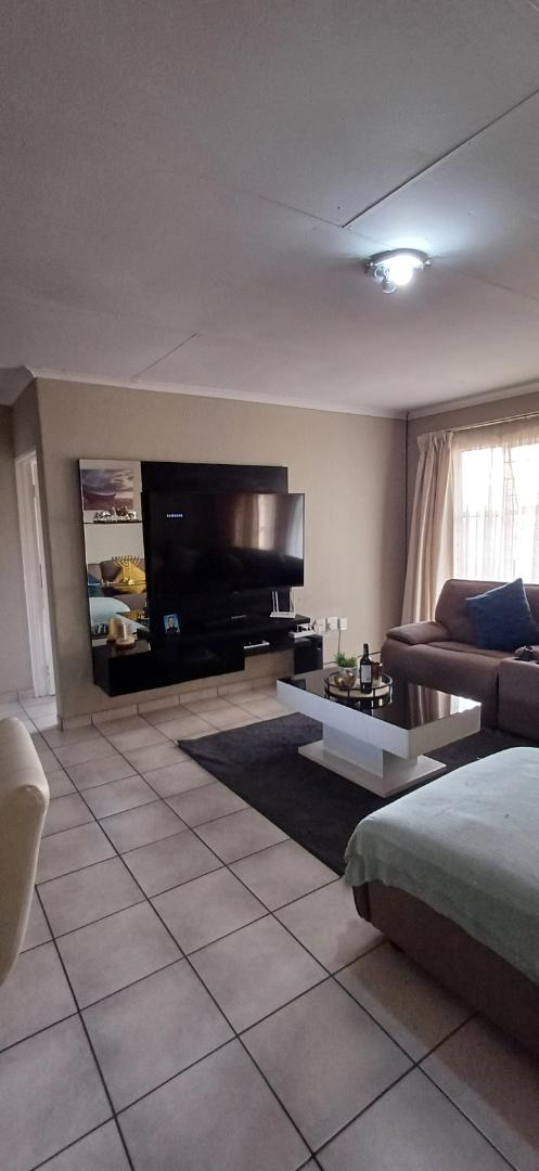 2 Bedroom Property for Sale in La Montagne Gauteng