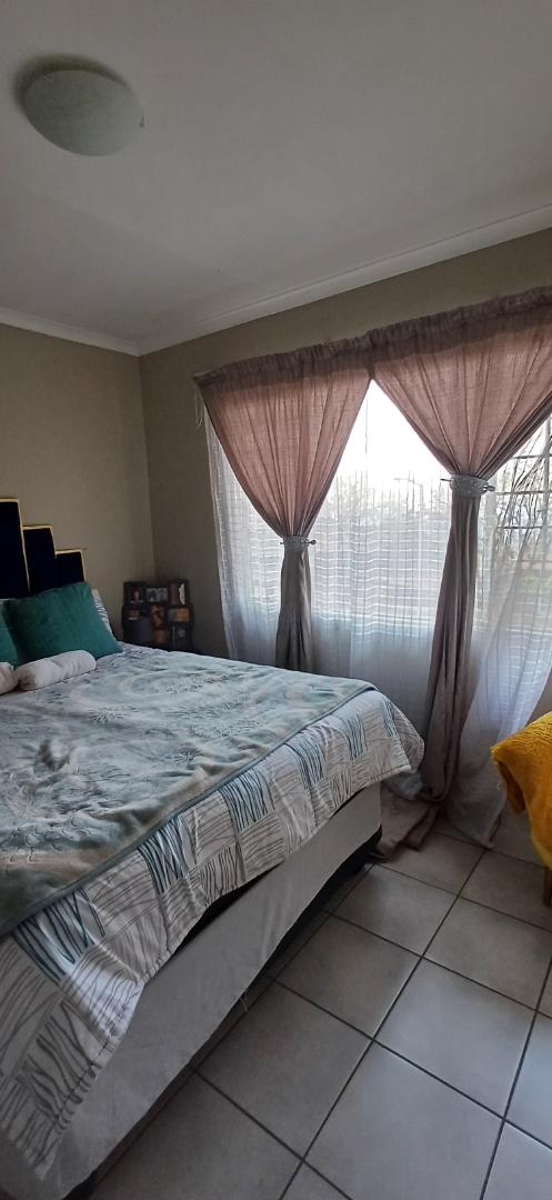 2 Bedroom Property for Sale in La Montagne Gauteng