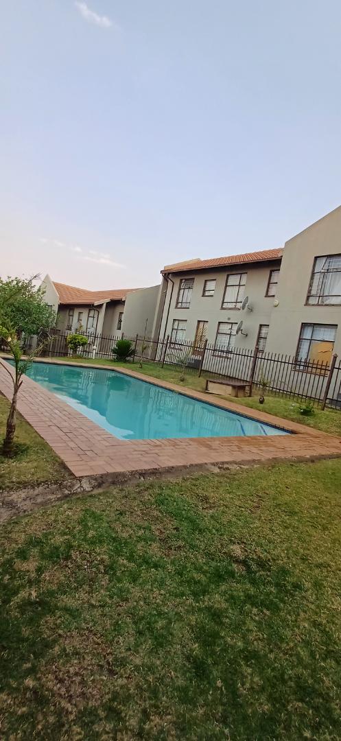 2 Bedroom Property for Sale in La Montagne Gauteng