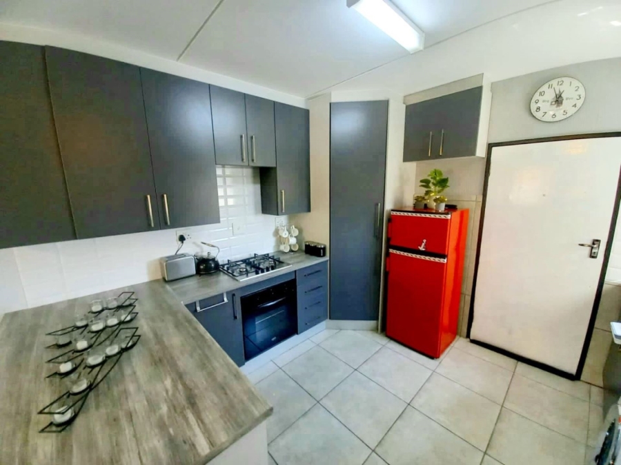 1 Bedroom Property for Sale in Strubensvallei Gauteng