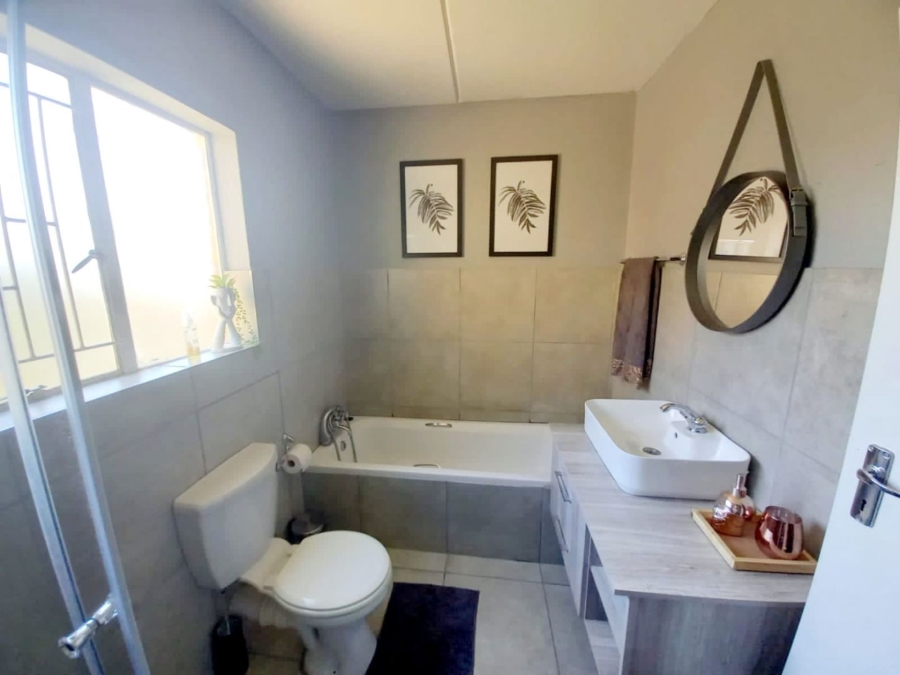 1 Bedroom Property for Sale in Strubensvallei Gauteng