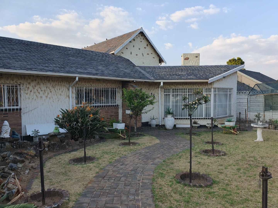 5 Bedroom Property for Sale in Robertsham Gauteng